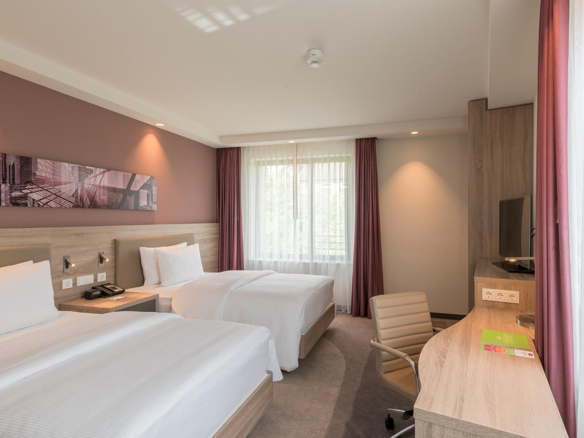 Отель Hampton By Hilton Frankfurt City Centre East Франкфурт-на-Майне Экстерьер фото