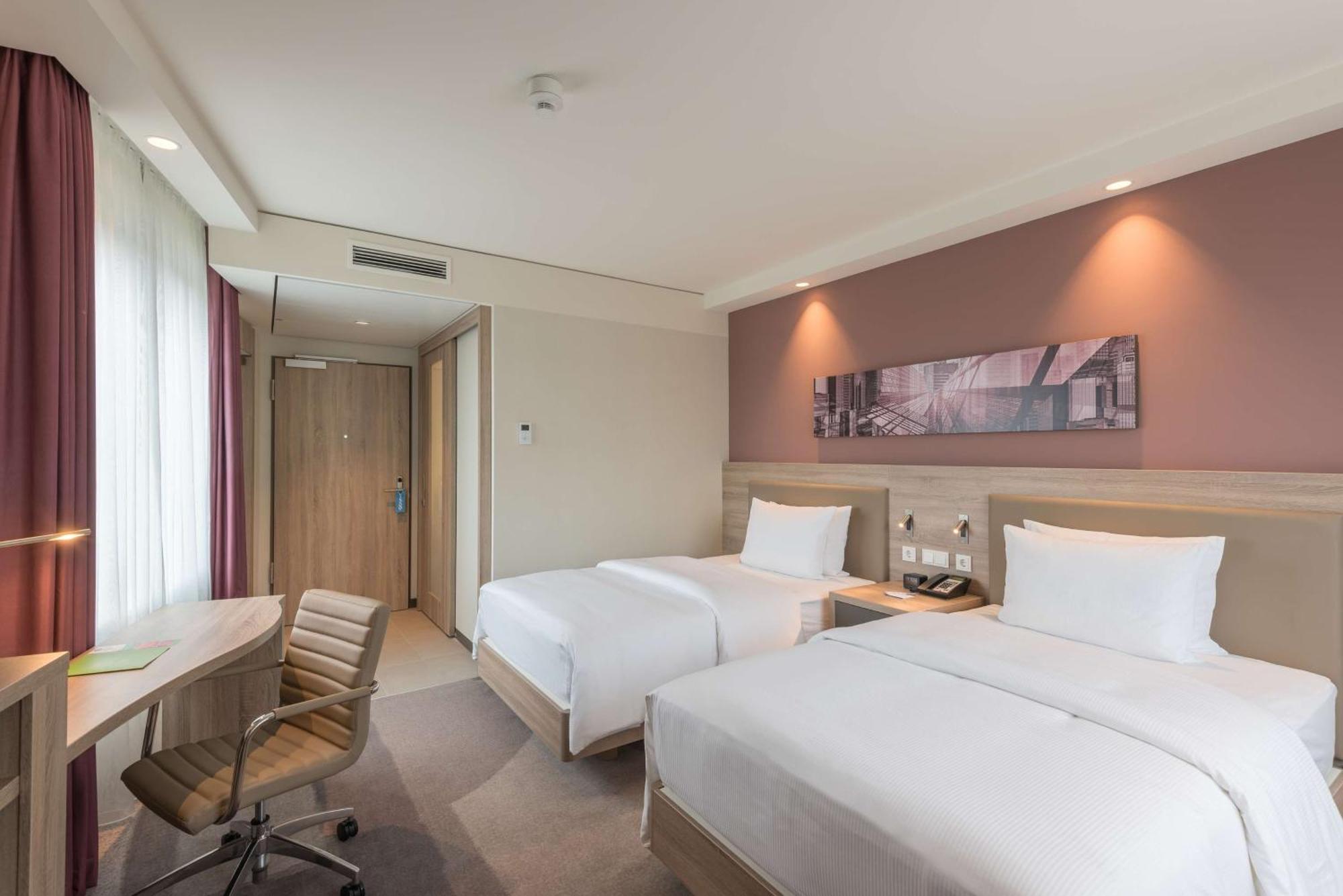 Отель Hampton By Hilton Frankfurt City Centre East Франкфурт-на-Майне Экстерьер фото