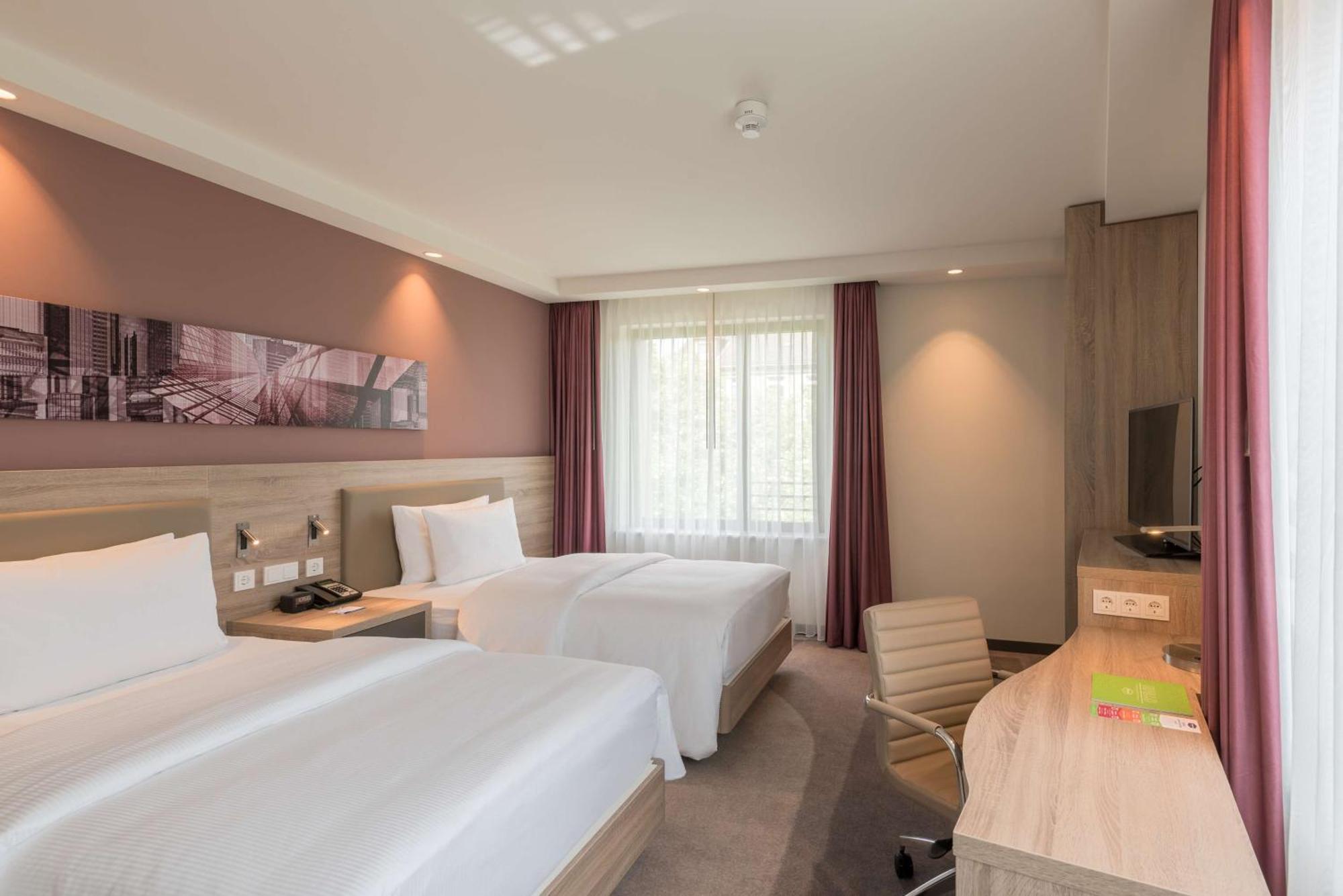 Отель Hampton By Hilton Frankfurt City Centre East Франкфурт-на-Майне Экстерьер фото