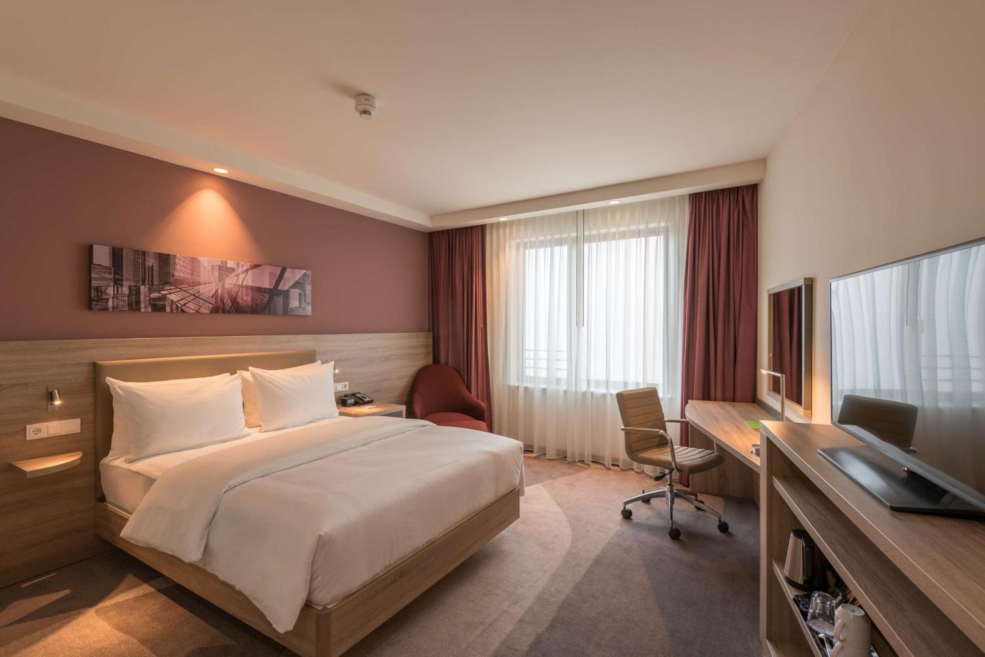 Отель Hampton By Hilton Frankfurt City Centre East Франкфурт-на-Майне Экстерьер фото